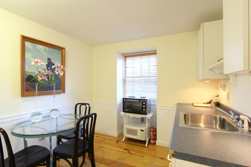 Charles And Charles Mv Bed & Breakfast Vineyard Haven Dış mekan fotoğraf
